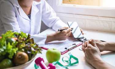 Un nutrizionista non ti dirà di essere in grado di rimetterti in forma nel giro di sei mesi; certamente non senza conoscere le tue condizioni di salute, la tua storia personale, il tuo stile di vita e la tua motivazione.